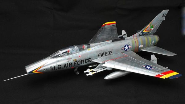 Trumpeter 02840 1/48 Ölçek, F-100F Super Sabre Savaş Uçağı Plastik Model Kiti