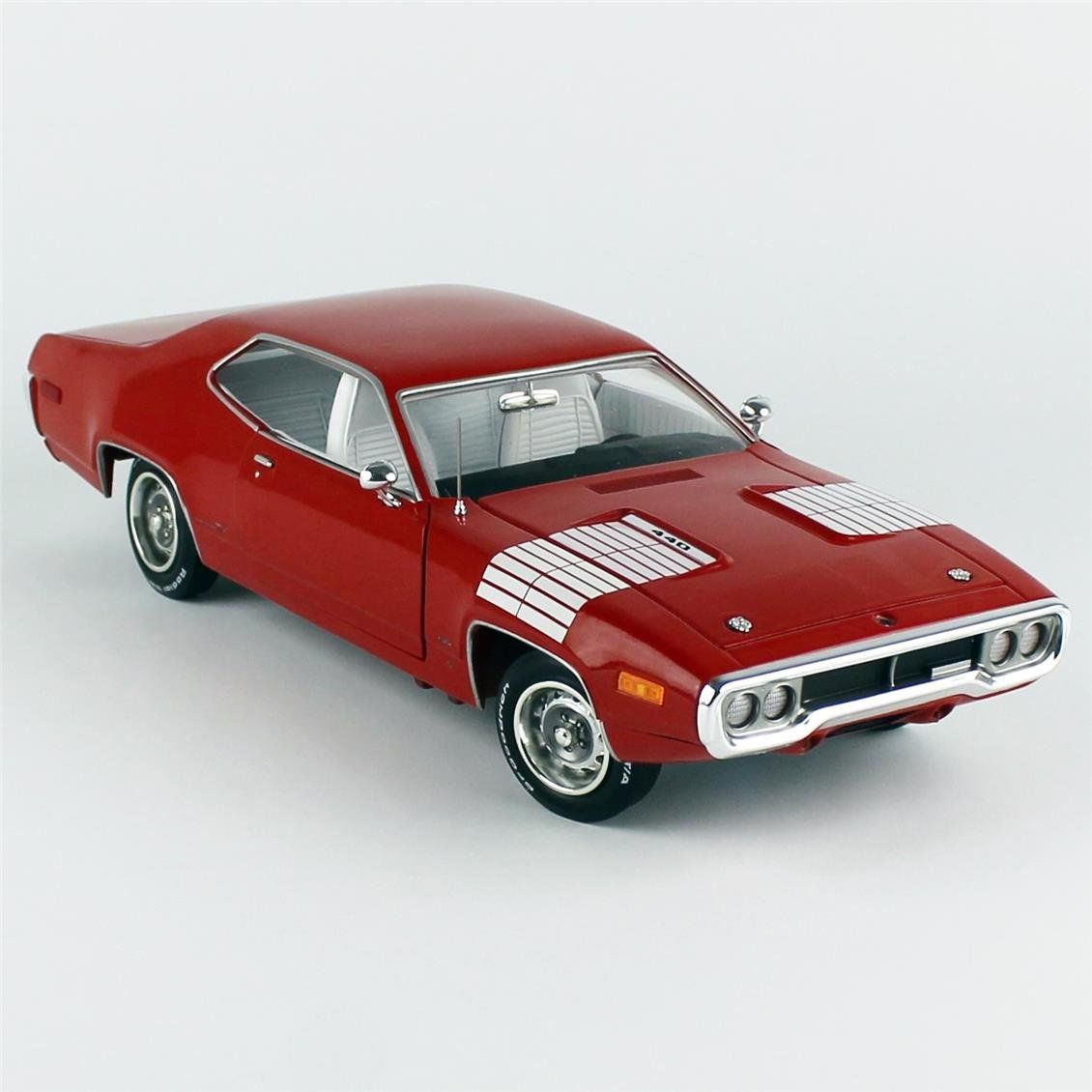 AutoWorld AMM1299 1/18 Ölçek, 1972 Plymouth Road Runner GTX, Red, Sergilemeye Hazır Metal Araba Modeli