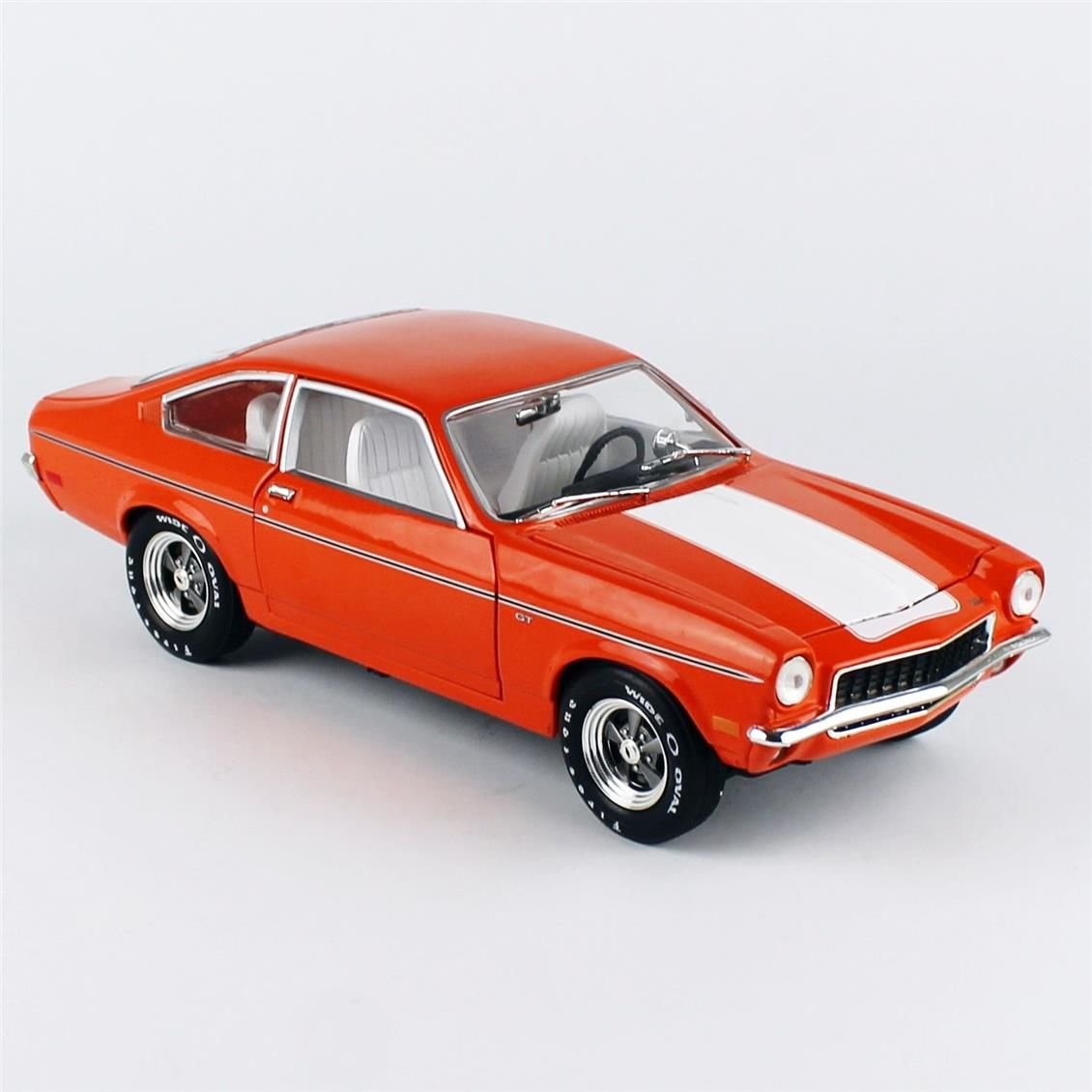 AutoWorld AMM1319 1/18 Ölçek, 1973 Chevrolet Vega GT (Class of 1973), Bright Orange, Sergilemeye Hazır Metal Araba Modeli