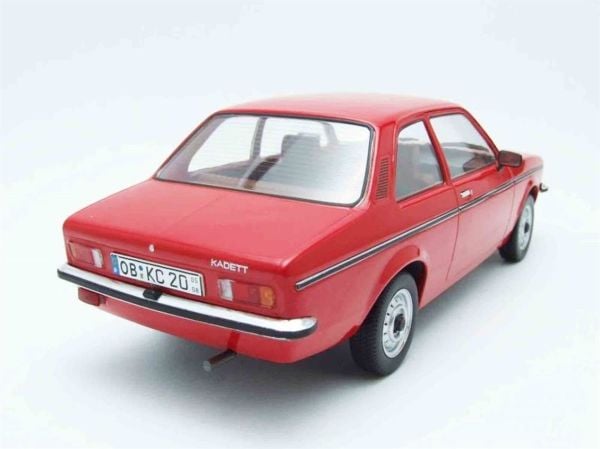 Triple9 Collection 1800121 1/18 Ölçek, Opel Kadett C2 1977 ,4 Kapılı, Altın, Sergilemeye Hazır Metal Araba Modeli