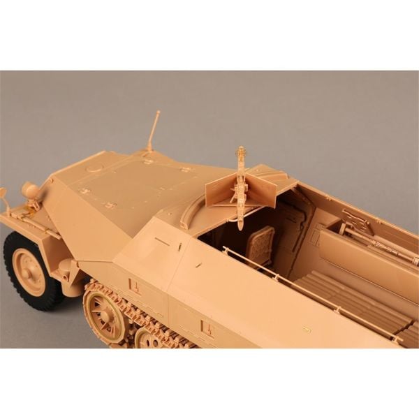 Trumpeter 00942 1/16 Ölçek, Sd.Kfz. 251D Yarı Paletli Zırhlı Personel Taşıyıcı, Plastik Model Kiti