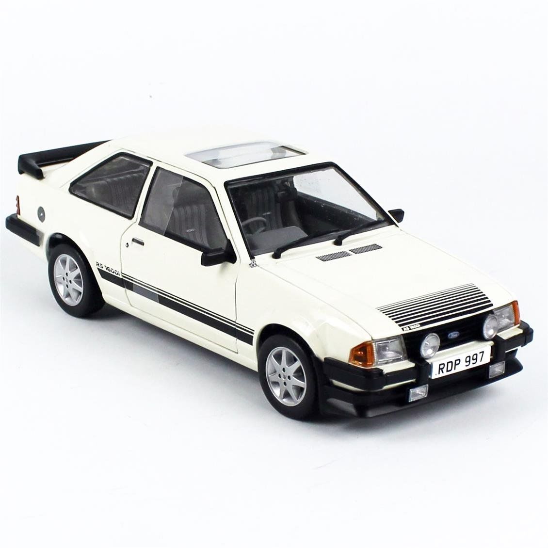 Sunstar 4997R 1/18 Ölçek, 1984 Ford Escort RS1600i, Diamond White (RHD), Sergilemeye Hazır Metal Ralli Araba Modeli