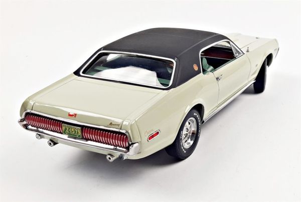 Sunstar 1573 1/18 Ölçek, 1968 Mercury Cougar XR7G, Deniz Yeşili, Sergilemeye Hazır Metal Araba Modeli