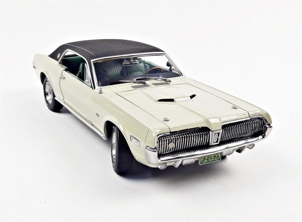 Sunstar 1573 1/18 Ölçek, 1968 Mercury Cougar XR7G, Deniz Yeşili, Sergilemeye Hazır Metal Araba Modeli