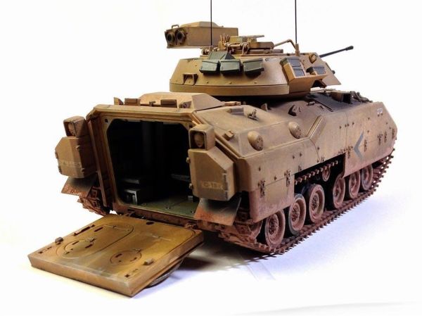 Academy 13237 1/35 Ölçek, M2 Bradley Amerikan Zırhlı Personel Taşıyıcı, Plastik Model kiti