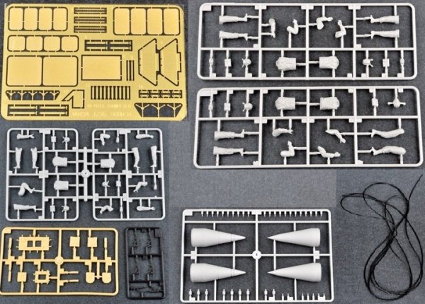 1/35 Soviet Soldier-SCUD B Crew