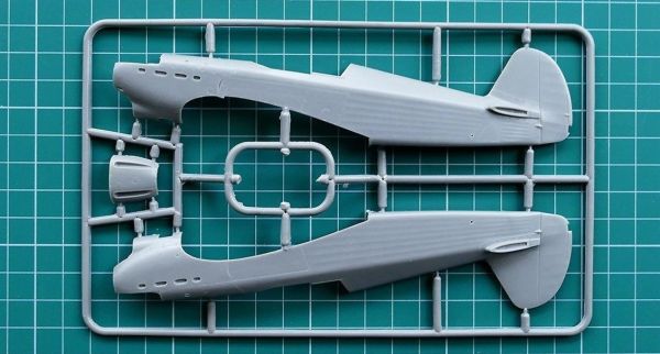 Modelsvit MSVIT4802 1/48 Ölçek, YAK-1 Sovyet Arktik Kayaklı Avcı Uçağı, Plastik Model kiti