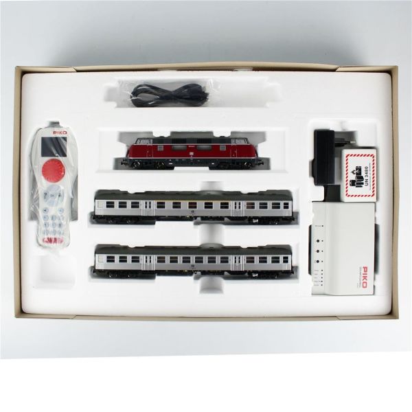 Piko 59018 1/87 Ölçek, DB IV, SmartControl WLAN, Dizel Lokomotif, 2xYataklı Vagon, Güç Kaynağı, 158x88 cm. Model Tren Başlangıc