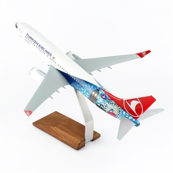 THY004 1/100 Ölçek, THY London Logolu B737-800 Yolcu Uçağı, Sergilemeye Hazır Ahşap Standlı Model