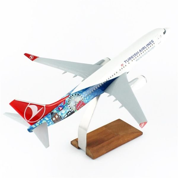 THY004 1/100 Ölçek, THY London Logolu B737-800 Yolcu Uçağı, Sergilemeye Hazır Ahşap Standlı Model