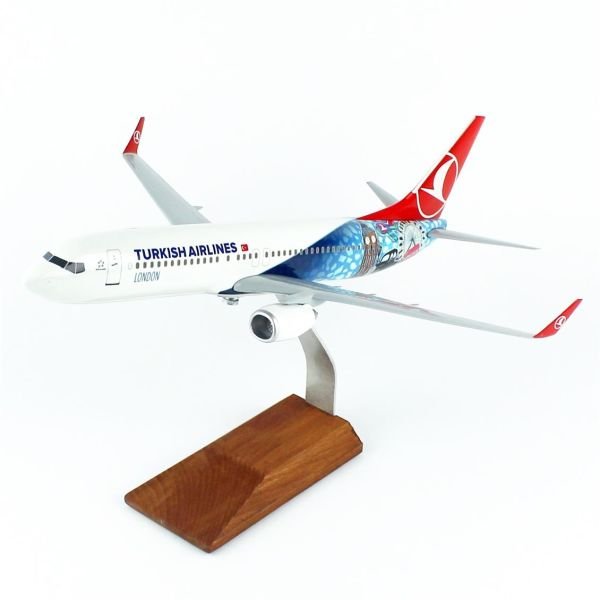 THY004 1/100 Ölçek, THY London Logolu B737-800 Yolcu Uçağı, Sergilemeye Hazır Ahşap Standlı Model