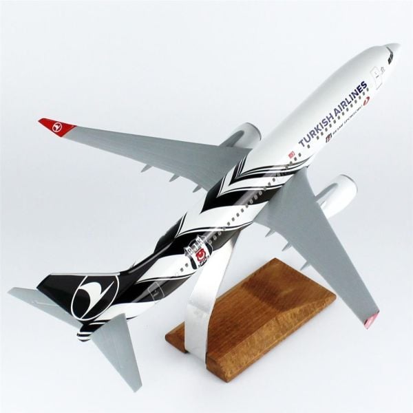 THY006 1/100 Ölçek, THY Beşiktaş Logolu B737-800 Yolcu Uçağı, Sergilemeye Hazır Ahşap Standlı Model