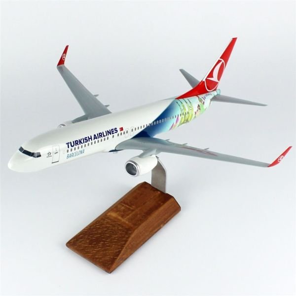 THY018 1/100 Ölçek, THY Barcelona B737-800 Yolcu Uçağı, Sergilemeye Hazır Ahşap Standlı Model