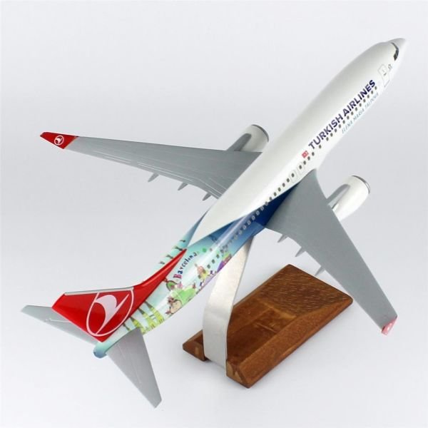 THY018 1/100 Ölçek, THY Barcelona B737-800 Yolcu Uçağı, Sergilemeye Hazır Ahşap Standlı Model