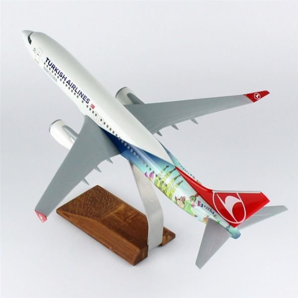 THY018 1/100 Ölçek, THY Barcelona B737-800 Yolcu Uçağı, Sergilemeye Hazır Ahşap Standlı Model