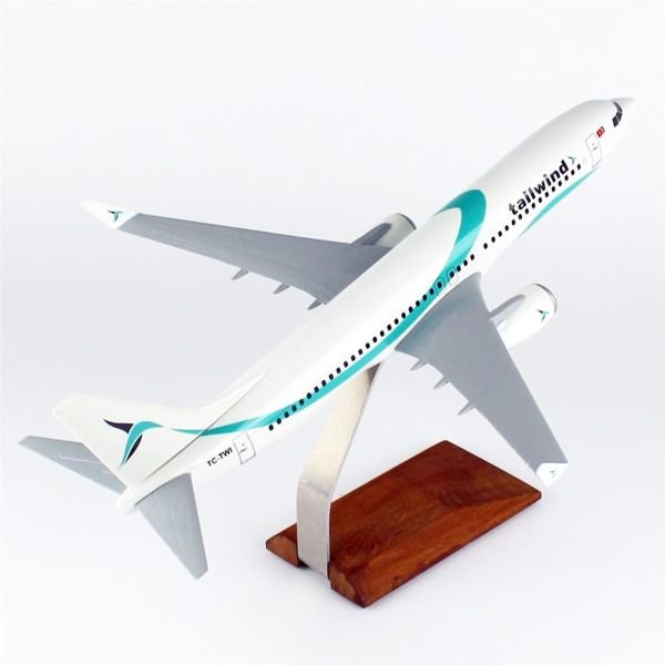 THY024 1/100 Ölçek, Tailwind Business B737-800 Yolcu Uçağı, Sergilemeye Hazır Ahşap Standlı Model