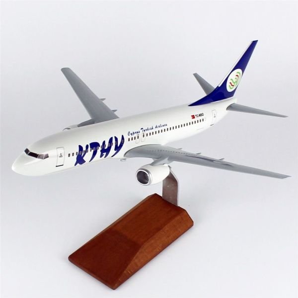 THY060 1/100 Ölçek, Kıbrıs KTHY B737-800 Yolcu Uçağı, Sergilemeye Hazır Ahşap Standlı Model