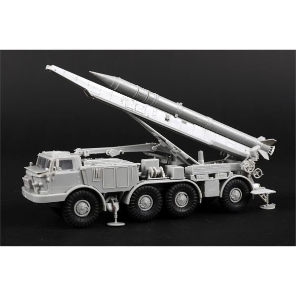 Trumpeter 07179 1/72 Ölçek, Rus 9P113 Kamyon ve 9M21  (9K52 Luna-M) Kısa Menzilli Füze Sistemi (FROG-7), Plastik Model Kiti