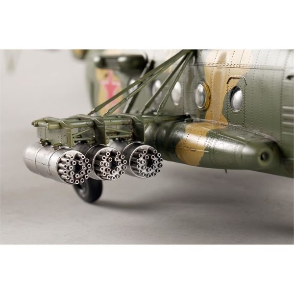 Trumpeter 05815 1/48 Ölçek, Mi-8MT  Hip-H Helikopter, Plastik Model Kiti