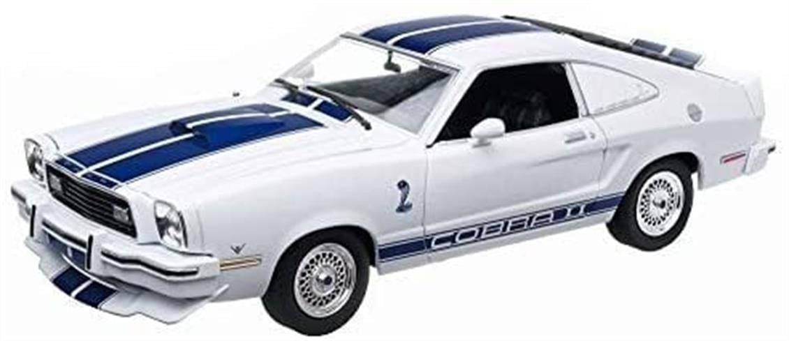 Greenlight 12880 1/18 Ölçek, 1976 Ford Mustang Cobra II (Charlies Angels), Beyaz-Mavi, Sergilemeye Hazır Metal Araba Modeli