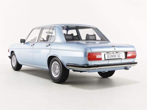 KKscale 180401 1/18 Ölçek, 1971 Bmw 3.0 E3 2.Seri, Metalik Açık Mavi, Sergilemeye Hazır Metal Araba Modeli