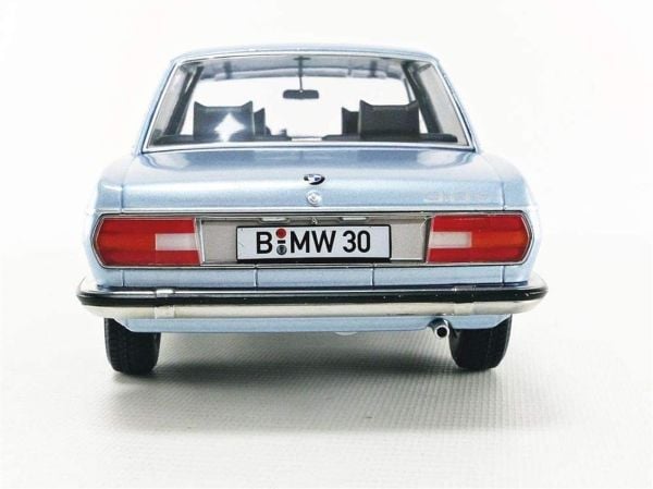 KKscale 180401 1/18 Ölçek, 1971 Bmw 3.0 E3 2.Seri, Metalik Açık Mavi, Sergilemeye Hazır Metal Araba Modeli