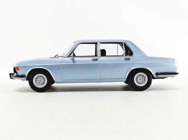 KKscale 180401 1/18 Ölçek, 1971 Bmw 3.0 E3 2.Seri, Metalik Açık Mavi, Sergilemeye Hazır Metal Araba Modeli