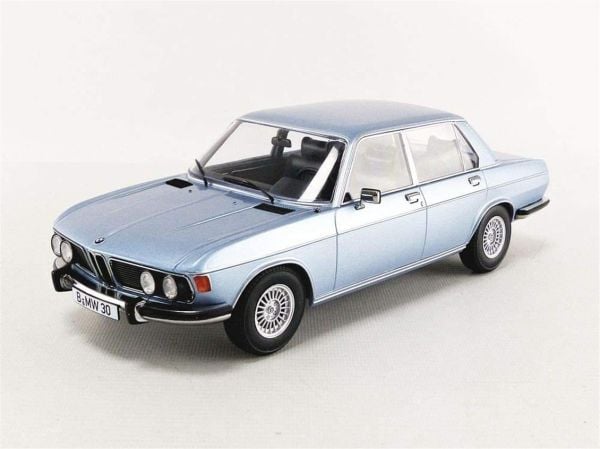 KKscale 180401 1/18 Ölçek, 1971 Bmw 3.0 E3 2.Seri, Metalik Açık Mavi, Sergilemeye Hazır Metal Araba Modeli