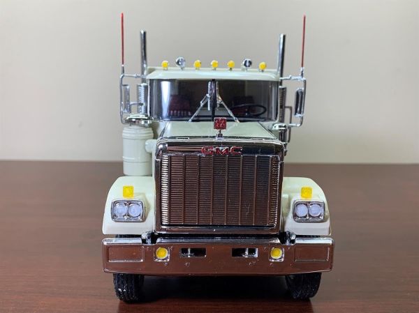 AMT 1272 1/25 Ölçek, 1976 GMC General Semi Tractor, Plastik Çekici Maketi