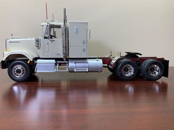 AMT 1272 1/25 Ölçek, 1976 GMC General Semi Tractor, Plastik Çekici Maketi