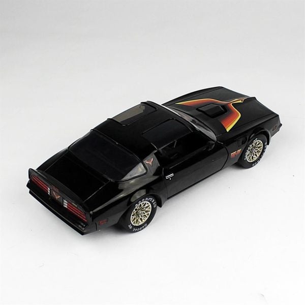 Greenlight 19080 1/18 Ölçek, 1977 Pontiac Firebird (Fire Am-Özel Donanımlı), Siyah, Sergilemeye Hazır Metal Araba Modeli