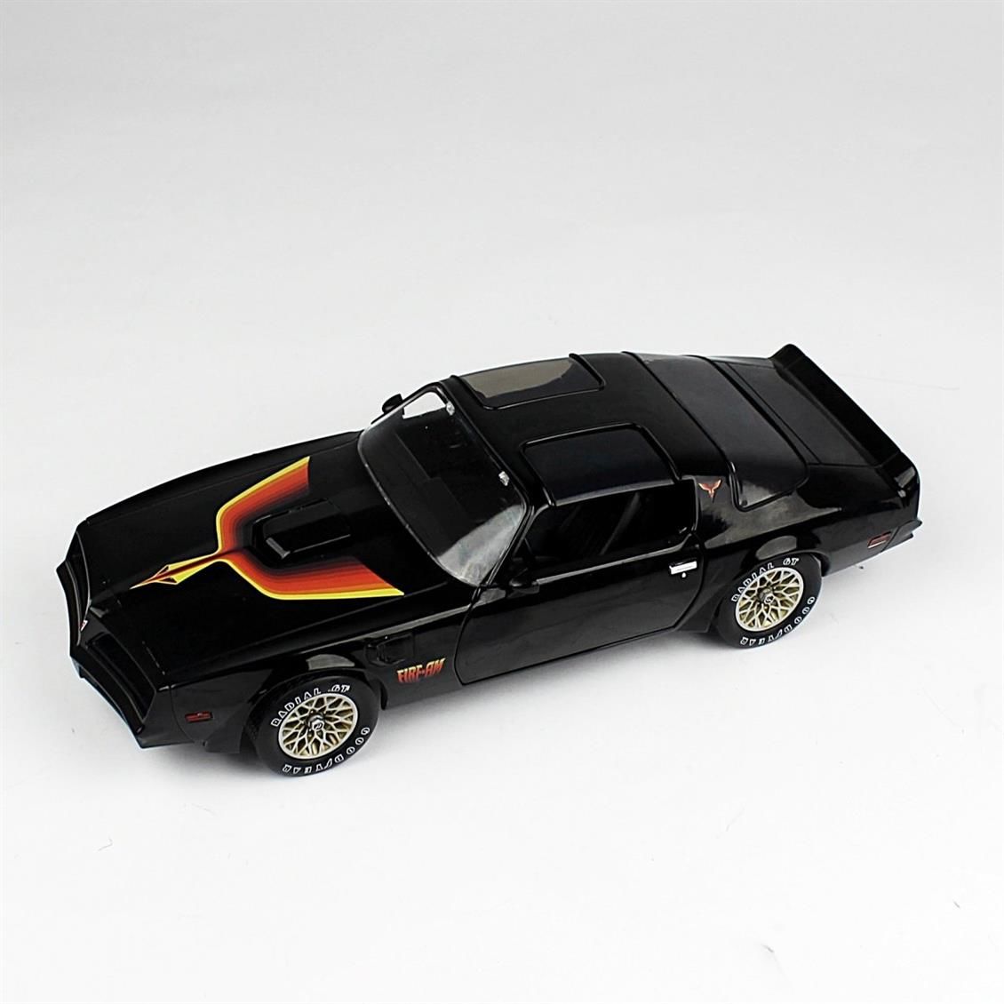 Greenlight 19080 1/18 Ölçek, 1977 Pontiac Firebird (Fire Am-Özel Donanımlı), Siyah, Sergilemeye Hazır Metal Araba Modeli