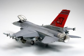 1/48 F-16C Block 25/32 ( İki versiyon )